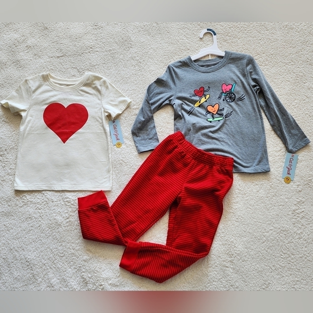 NWT toddler boy's / girl's Valentine's Day Hearts printed outfit set, size 5t